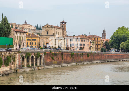 Blick auf die Altstadt von der Römischen Brücke Ponta Pietra, Etsch, Verona, Venetien, Italien, Europa Stockfoto