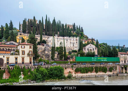 Blick auf den Hügel San Pietro von der Römischen Brücke Ponta Pietra, Etsch, Verona, Venetien, Italien, Europa Stockfoto