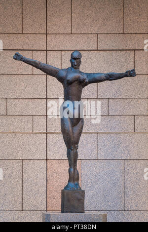 Tokyo, Japan - 29. April 2018: Bronze Statuen an der geöffneten Luft Boden an der Tokyo Metropolitan Government Building Stockfoto