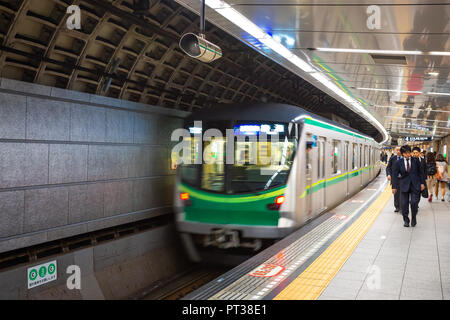 Tokyo, Japan - 26 April 2018: Unbekannter Menschen reisen durch die Tokioter U-Bahn System Stockfoto
