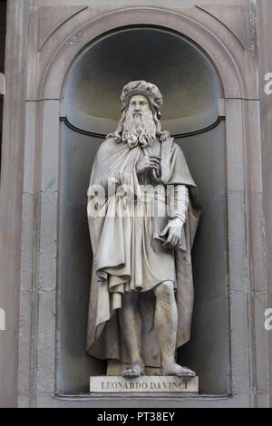 Italienische Renaissance Maler Leonardo da Vinci. Marmorstatue von italienischen Bildhauer Luigi Pampaloni auf der Fassade der Uffizien (Galleria degli Uffizi) in Florenz, Toskana, Italien. Stockfoto