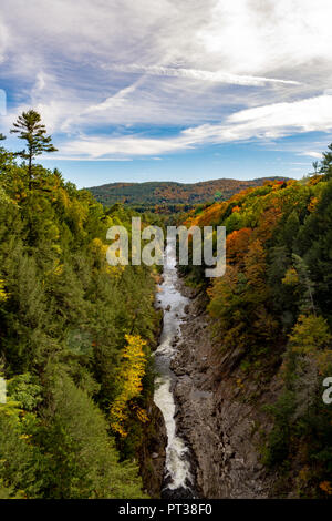 Den Anfang des Falles in Quechee Gorge Stockfoto