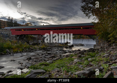 Taftsville Covered Bridge bei Sonnenuntergang im Herbst in Woodstock, Vermont Stockfoto