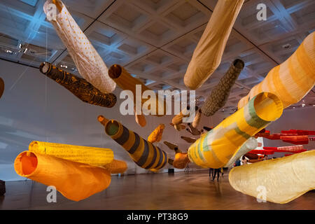 Tokyo, Japan - 26 April 2018: Japanische Karpfen Windsack angezeigt an der National Art Center in Roppongi Hills Stockfoto