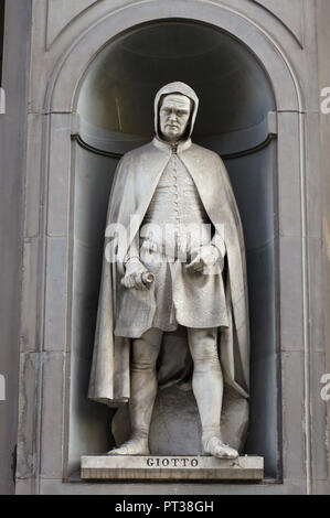 Italienische Renaissance Maler Giotto di Bondone. Marmorstatue des italienischen Bildhauers Giovanni Dupré an der Fassade der Uffizien (Galleria degli Uffizi) in Florenz, Toskana, Italien. Stockfoto