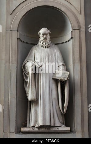 Italienische mittelalterliche Musiktheoretiker Guido von Arezzo. Marmorstatue von italienischen Bildhauer Lorenzo Nencini an der Fassade der Uffizien (Galleria degli Uffizi) in Florenz, Toskana, Italien. Stockfoto