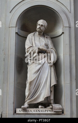 Italienische Renaissance Arzt und Botaniker Andrea Cesalpino. Marmorstatue von italienischen Bildhauer Pio Fedi an der Fassade der Uffizien (Galleria degli Uffizi) in Florenz, Toskana, Italien. Stockfoto