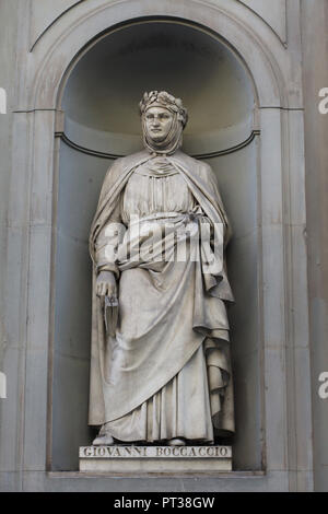 Italienische Renaissance Schriftsteller und Dichter Giovanni Boccaccio. Marmorstatue von italienischen Bildhauer Odoardo Fantacchiotti auf der Fassade der Uffizien (Galleria degli Uffizi) in Florenz, Toskana, Italien. Stockfoto