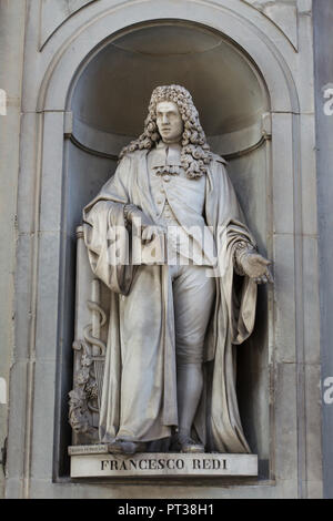 Italienische Arzt und Biologe Francesco Redi. Marmorstatue von italienischen Bildhauer Pietro Costa auf der Fassade der Uffizien (Galleria degli Uffizi) in Florenz, Toskana, Italien. Stockfoto