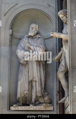Italienische Astronom und Physiker Galileo Galilei. Marmorstatue von italienischen Bildhauer Aristodemo Costoli auf der Fassade der Uffizien (Galleria degli Uffizi) in Florenz, Toskana, Italien. Stockfoto