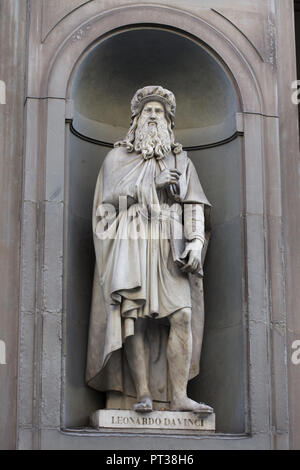 Italienische Renaissance Maler Leonardo da Vinci. Marmorstatue von italienischen Bildhauer Luigi Pampaloni auf der Fassade der Uffizien (Galleria degli Uffizi) in Florenz, Toskana, Italien. Stockfoto