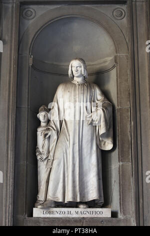 Italienische Renaissance Staatsmann Lorenzo de' Medici auch als Lorenzo dem Prächtigen bekannt. Marmorstatue von italienischen Bildhauer Gaetano Grazzini auf der Fassade der Uffizien (Galleria degli Uffizi) in Florenz, Toskana, Italien. Stockfoto