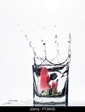 Wassermelone Tropfen in einem Glas splash Stockfoto