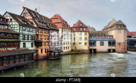 Alte Fachwerkhäuser auf dem Fluss Ill, Altstadt Petite France, Straßburg, Elsass, Frankreich Stockfoto