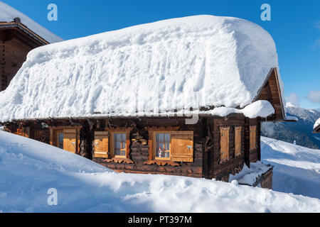 Österreich, Montafon, St. Gallenkirch, verschneite Skihütte im Alpendorf Garfrescha. Stockfoto
