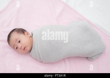 4 Wochen alt Neugeborenes im grauen Decke gewickelt Stockfoto