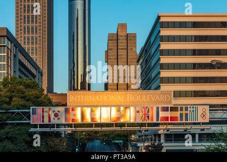 Die aufgehende Sonne beleuchtet Downtown Atlanta, Georgia wie am frühen Morgen Pendler der Stadt auf Andrew Young International Boulevard ein. (USA) Stockfoto