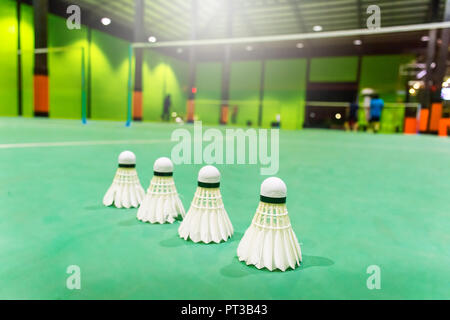 Badmintonplätze mit Bälle im Vordergrund. Stockfoto