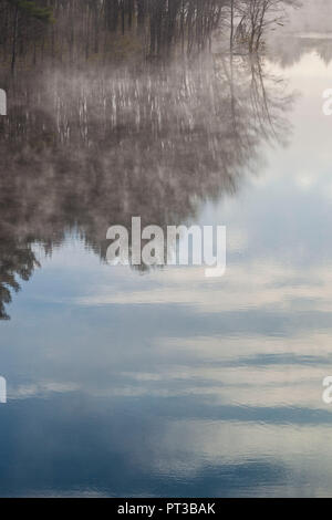 USA, New England, New Hampshire, Hopkinton, Herbst Nebel, Hopkinton See Stockfoto