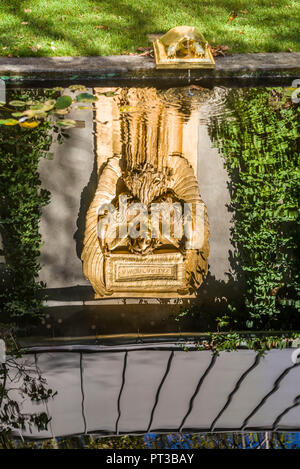 USA, New England, New Hampshire, Cornish, Saint-Gaudens National Historic Site, ehemaliges Haus des 19. Jahrhunderts Bildhauer, Augustus Saint-Gaudens, Neue Galerie und Atrium, Skulptur von Amor Caritas in einen reflektierenden Pool Stockfoto