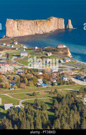 Kanada, Quebec, Gaspe Halbinsel, Perce, erhöhten Blick auf Stadt und Percé Rock von Mont Ste-Anne, Herbst Stockfoto