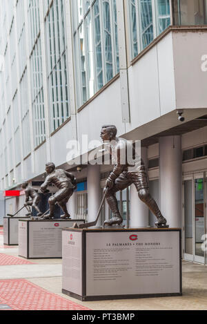 Kanada, Quebec, Montreal, Bell Centre, Arena der Montreal Canadiens Hockey Team, Statue von Jean Belliveau, Hockey Legende Stockfoto