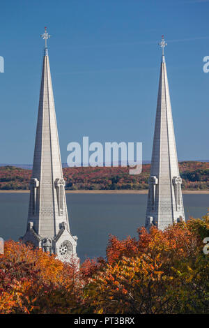 Kanada, Quebec, Capitale-Nationale Region, Beaupre Küste, Ste-Anne de Beaupre, Basilica Ste-Anne-de-Beaupre, Erhöhte Ansicht, Herbst Stockfoto