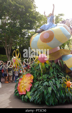 Ein SCHWIMMER MIT PILZEN WÄHREND DER PARADE DES HONG KONG DISNEYLAND Stockfoto