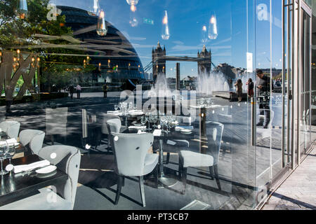 Restaurant Gebäude mit einer Reflexion der Tower Bridge in der Glasfenster. Mehr London Riverside. England Stockfoto