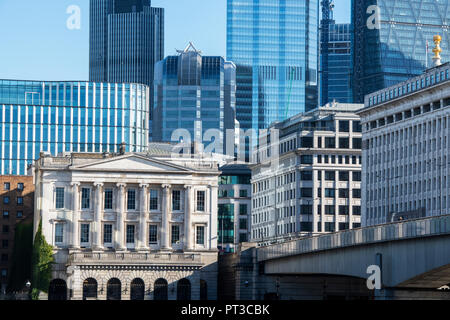 Blick auf die London Bridge mit den Gebäuden und Wolkenkratzern. London, England Stockfoto