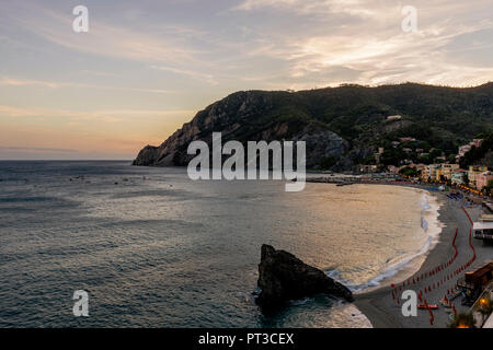 Schönen Sonnenuntergang am Strand in Monterosso al Mare Monterosso al Mare, Cinque Terre, La Spezia, Ligurien, Italien Stockfoto