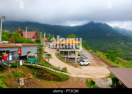 Foggy Mountain und Parkplatz, wie vom Tempel von Pha Sorn Kaew gesehen, in Khao Kor, Phetchabun, Thailand. Stockfoto