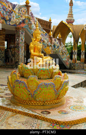 Goldene sitzende Buddha-Statue, sitzen in einem Lotus, mit schönen, bunten Mosaikfliesen am Eingang von Pha Sorn Kaew dekoriert, in Khao Stockfoto