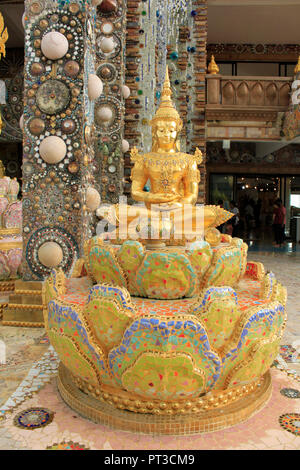 Goldene sitzende Buddha-Statue, sitzen in einem Lotus, mit schönen, bunten Mosaikfliesen am Eingang von Pha Sorn Kaew dekoriert, in Khao Stockfoto