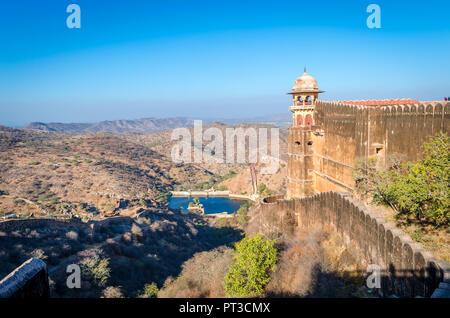 Blick auf den See und die umliegenden Hügel Maota von Jaigarh Fort, Jaipur, Indien Stockfoto