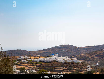 Das Dorf Ano Petali auf der griechischen Insel Milos in den Kykladen ab Apollonia gesehen Stockfoto