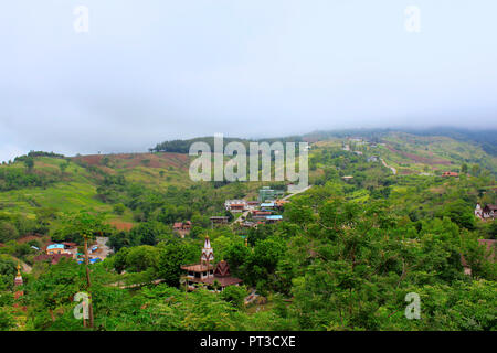 Üppig grüne Tal und die Stadt von Pha Sorn Kaew, Khao Kor, Phetchabun, Thailand gesehen. Stockfoto