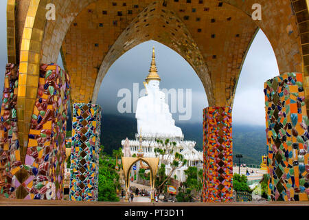 Blick auf fünf weißen sitzen Buddhas durch die mosaic Säulen an Pha Sorn Kaew, Khao Kor, Phetchabun, Thailand eingerahmt. Stockfoto