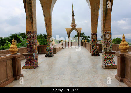 Mosaic Säulen und die Durchfahrt auf einer der Ebenen des Tempels zu Pha Sorn Kaew, Khao Kor, Phetchabun, Thailand. Stockfoto