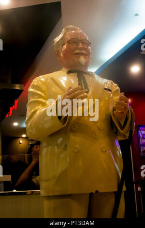 Ein Kentucky Fried Chicken fast food Restaurant ist Teil der neuen und modernen Eon Mall Shopping Komplex in Phnom Penh, Kambodscha. Stockfoto