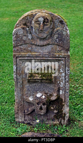 Grabstein mit Sanduhr und Totenkopf mit gekreuzten Knochen. Dryburgh Abbey. Dryburgh, St. Boswells, Roxburghshire, Scottish Borders, Schottland, Vereinigtes Königreich. Stockfoto