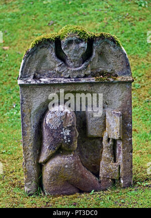 Grabstein mit Bild von Person, ein Buch zu lesen. Dryburgh Abbey. Dryburgh, St. Boswells, Roxburghshire, Scottish Borders, Schottland, Vereinigtes Königreich. Stockfoto