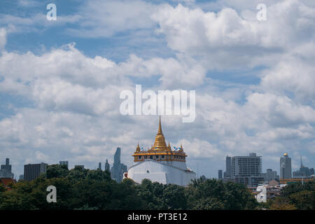 Bangkok, Thailand - 4. August 2018: Der goldene Berg oder Phu Khao Thong im Wat Saket ist einer der ältesten Tempel der Stadt Bangkok. Stockfoto