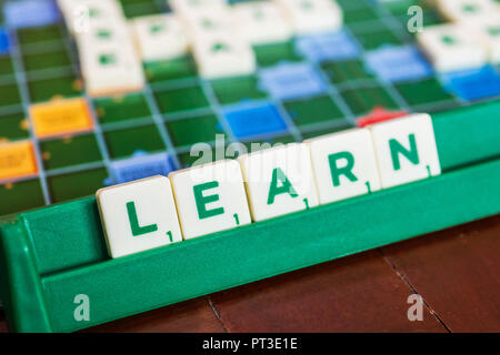 Bangkok, Thailand - 19. September 2018: Wort von buchstabensteine's Scrabble zu erfahren. Stockfoto