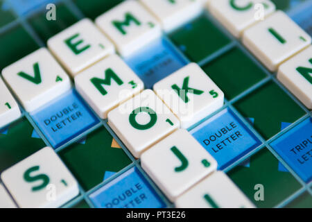 Bangkok, Thailand - 25. September 2018: Volk Scrabble Spiel, indem Sie die Buchstabensteine Wörter zu bilden. Stockfoto