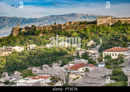 Schloss im Laufe des 19. Jahrhunderts traditionellen osmanischen Stil Häuser, in Gjirokastra (gjirokaster), UNESCO-Weltkulturerbe, Albanien Stockfoto