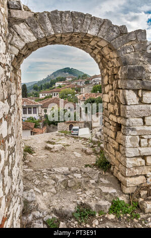 Befestigungsanlagen in den Gate Bereich Castle Hill in Berat, UNESCO-Weltkulturerbe, Albanien Stockfoto