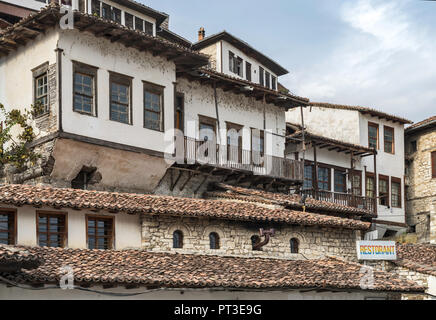 Im osmanischen Stil Häuser in Mangalem Nachbarschaft in Berat, UNESCO-Weltkulturerbe, Albanien Stockfoto