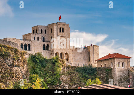 Historisches Museum (Skanderbeg Museum), Blick vom Panorama Hotel in Kruja, Albanien Stockfoto