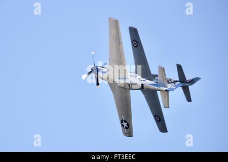 Paar North American P-51 Mustang Zweiten Weltkrieg Kampfflugzeuge am IWM Duxford Schlacht von Großbritannien Airshowon der 23. September 2018 fliegen Stockfoto